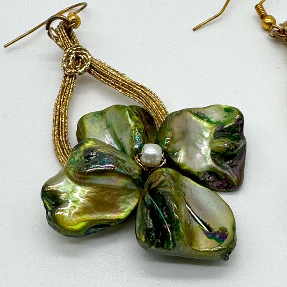 Sea Shells Flower Dangling Pierced Earrings Green Gold Tone Hook - Picture 2 of 8